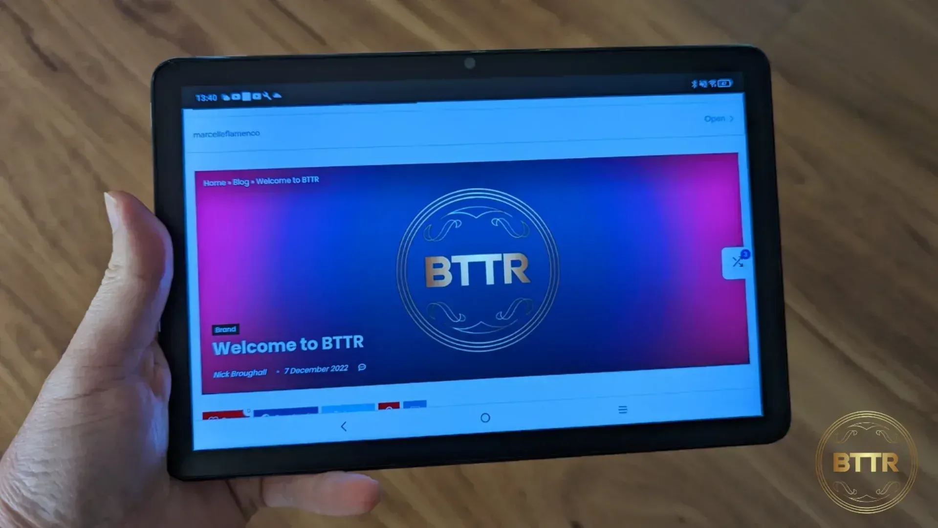 TCL NXTPAPER 10s review - holding the tablet in hand