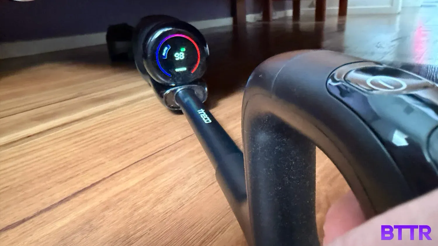 The S7 Stretch lays flat to clean under furniture