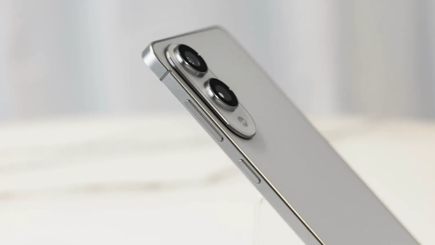 The silver S25 Edge on an angle