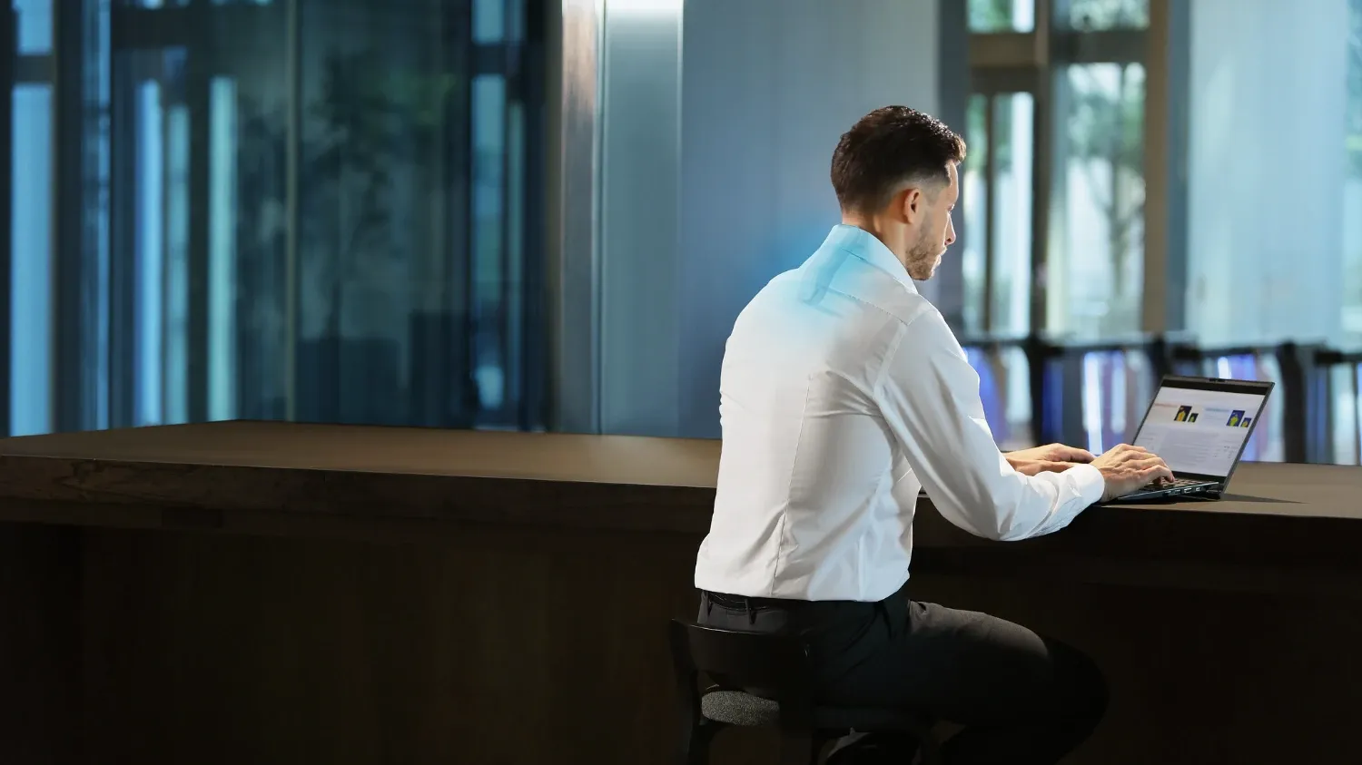 A man wearing the reon pocket pro, with it stylised to glow blue to show it's cooling