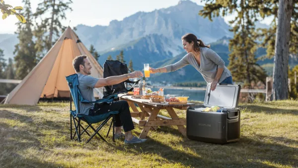 The Ecoflow Glacer next to a couple having a picnic